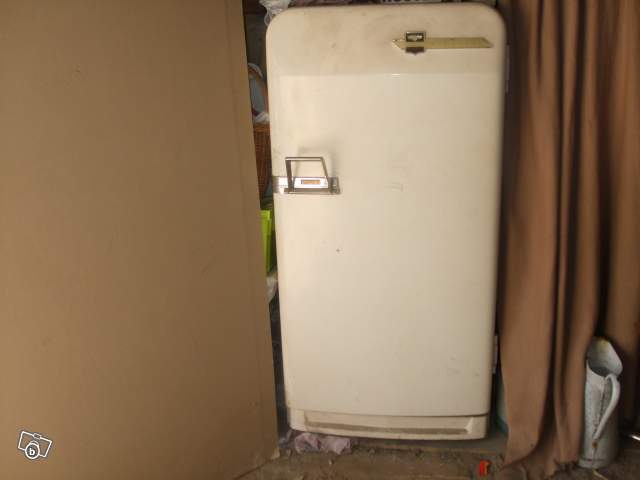Ancien_frigo_Frigidaire_annees_1950-1960.jpg
